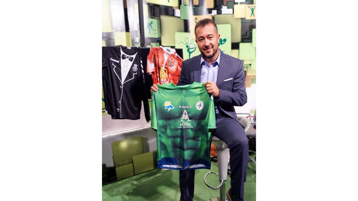 Juan Francisco Martín posa con las camisetas que ha ideado. RAMIRO
