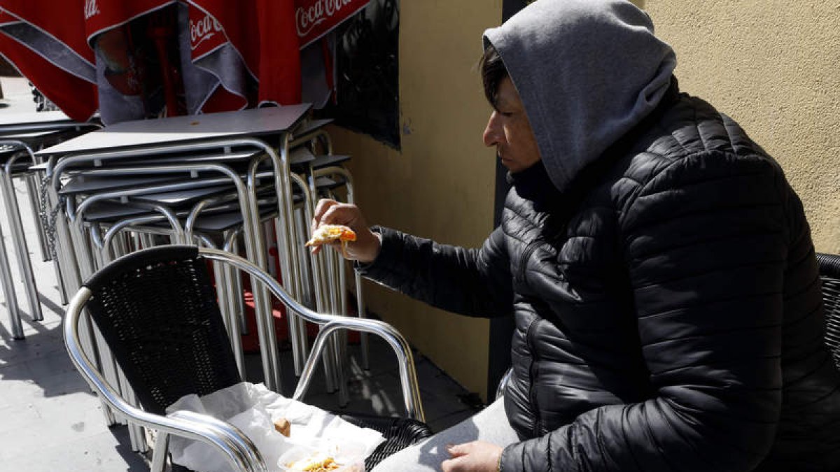 Una persona con el menú del comedor social. MARCIANO PÉREZ