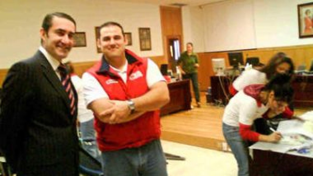 El decano de los jueces, Suárez-Quiñones, durante la donación