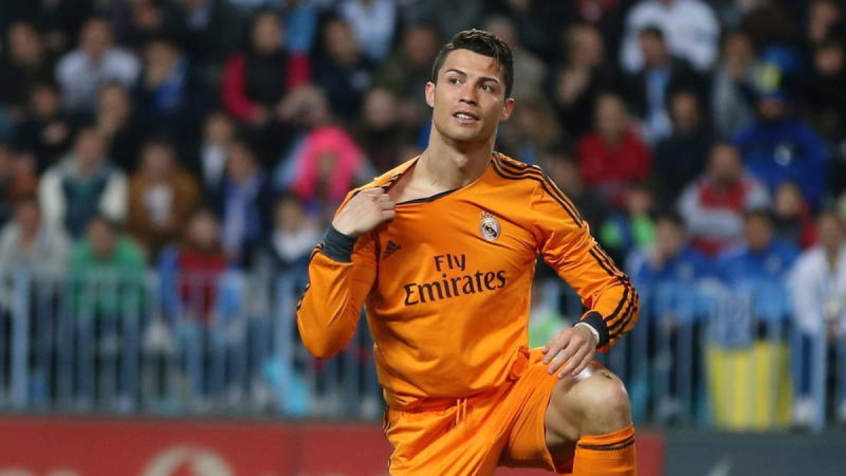 Cristiano Ronaldo, muestra unas marcas en el cuello tras chocar con el portero del Málaga.