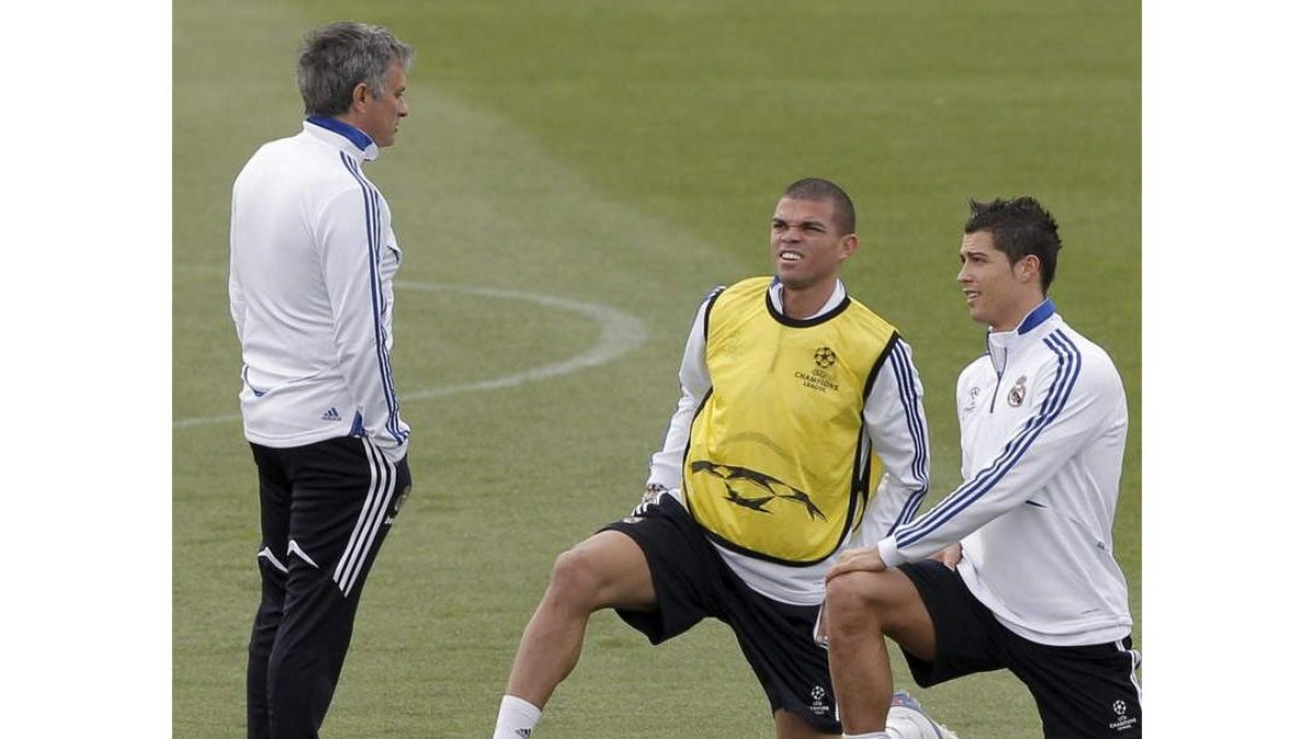 Mourinho (i) querría llevarse a Cristiano Ronaldo (d).