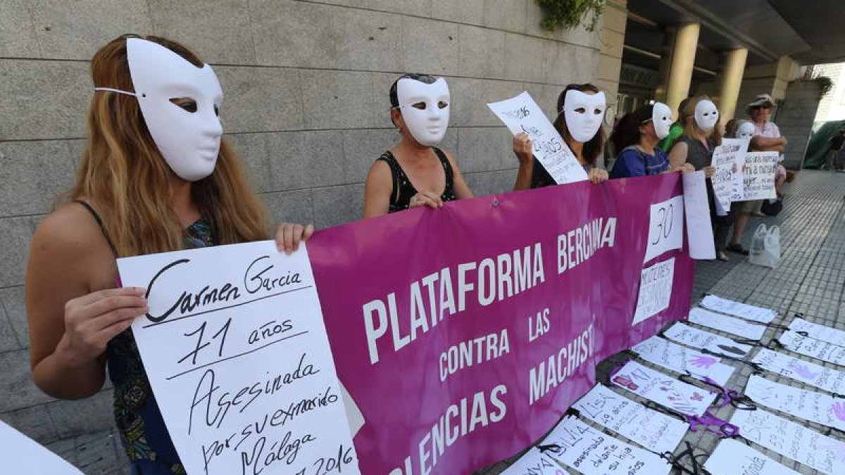 Integrantes de la plataforma contra las violencias machistass, ayer en Ponferrada. L. DE LA MATA