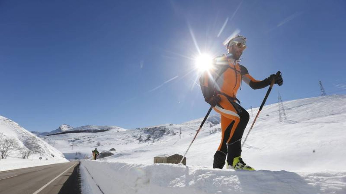 Un deportista en la inmediaciones de Pajares
