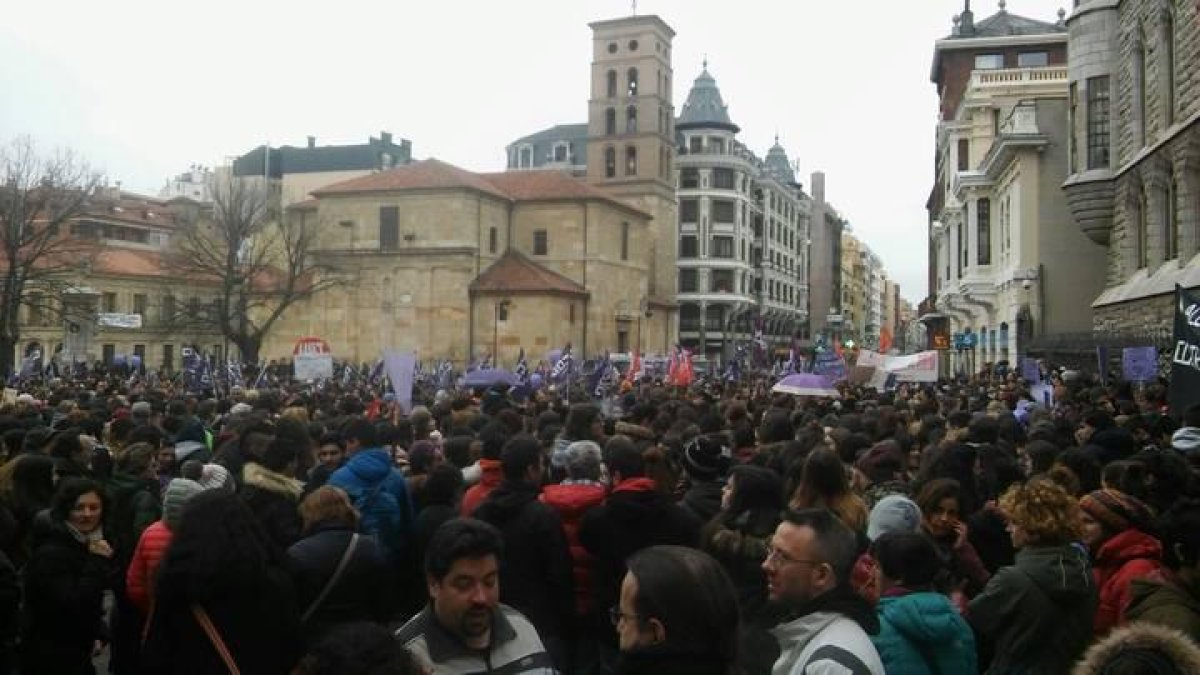Multitudinaria concentración en León en el Día de la Mujer