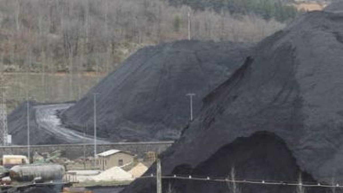 Una montaña de carbón, ayer en la central térmica de La Robla.