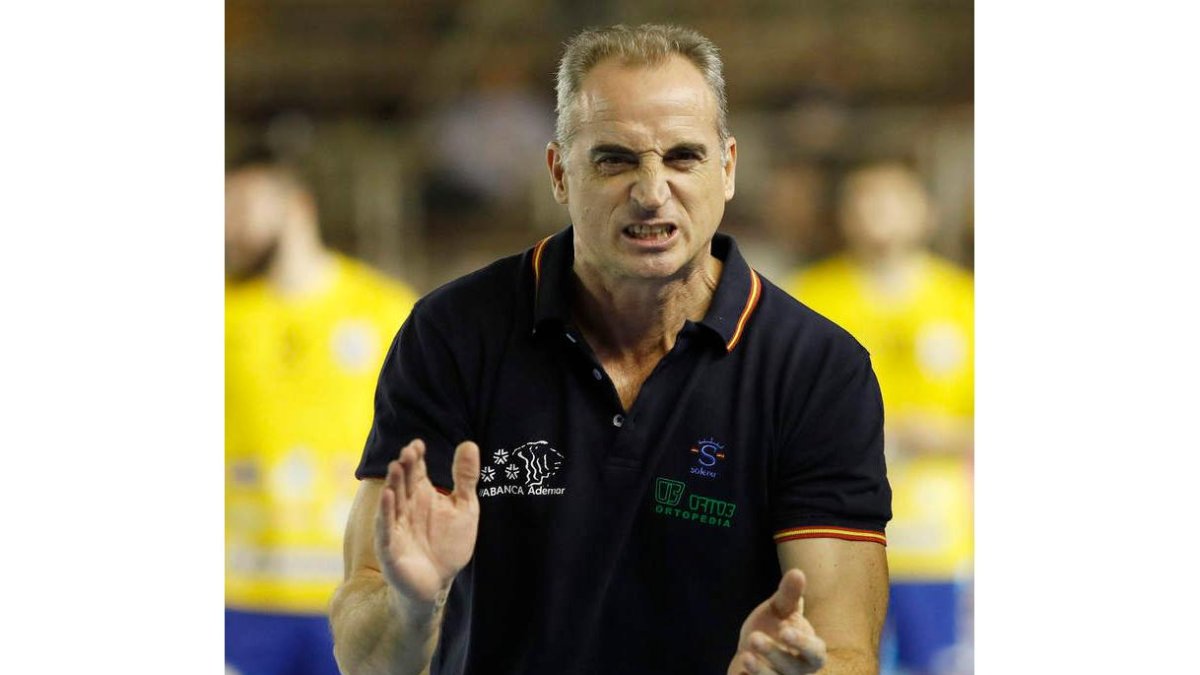 Rafa Guijosa anima a sus jugadores durante un partido del Ademar en el Palacio. JESÚS F. SALVADORES