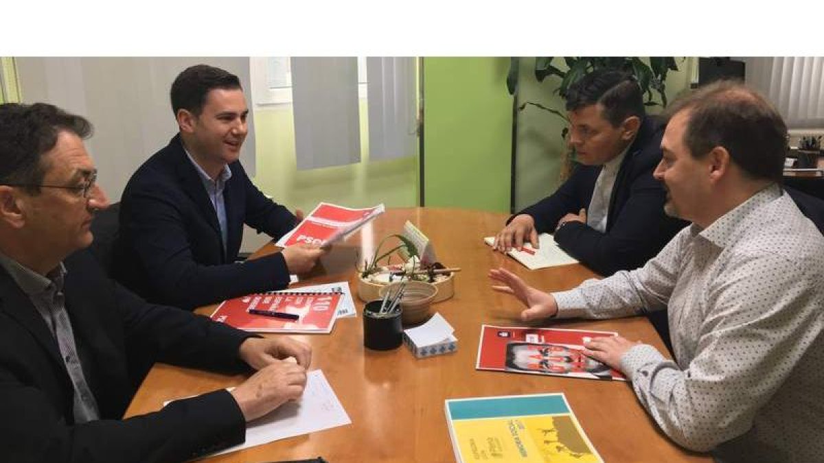 En la imagen superior, Javier Alfonso Cendón con Alfonso, Vidal y el representante de Asprona, Manuel Travesí. En la imagen de la izquierda, un momento de la visita de la candidatura socialista a Maragatería, en concreto en Castrillo de los Polvazares. D
