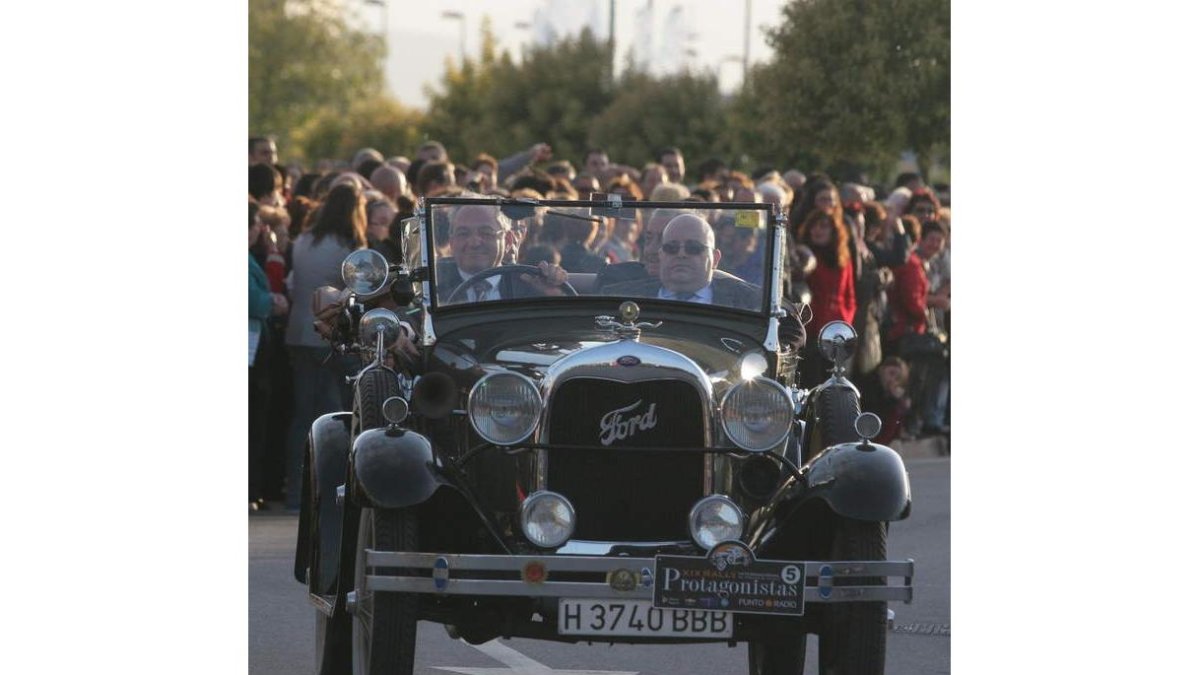Los espectaculares coches de época vuelven a Ponferrada.