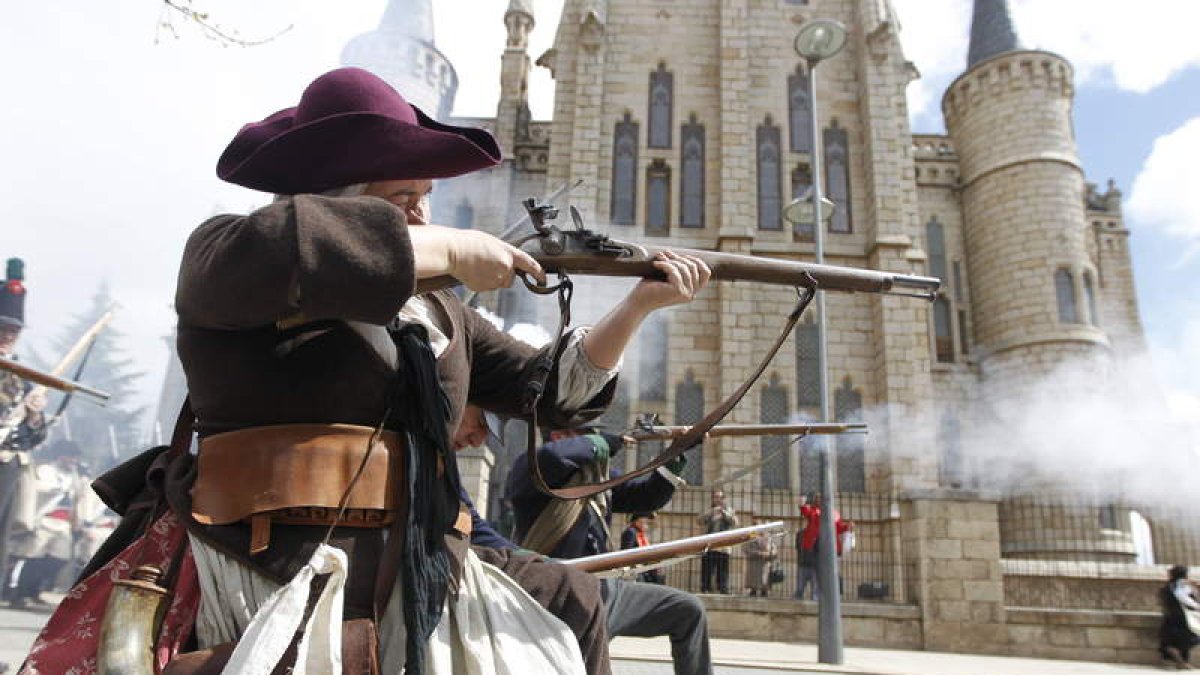 Un guerrillero dispara ante el palacio episcopal en la recreación del pasado abril.