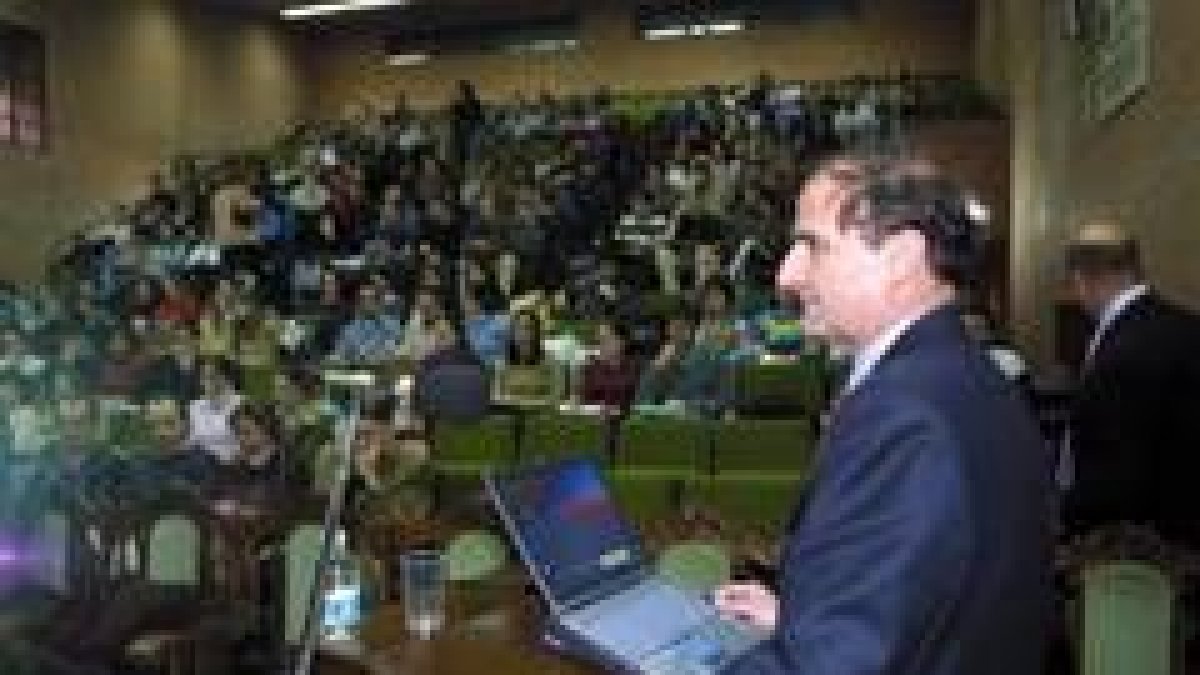 Un profesor imparte clase en una de las aulas de la Facultad de Veterinaria del Campus de Vegazana