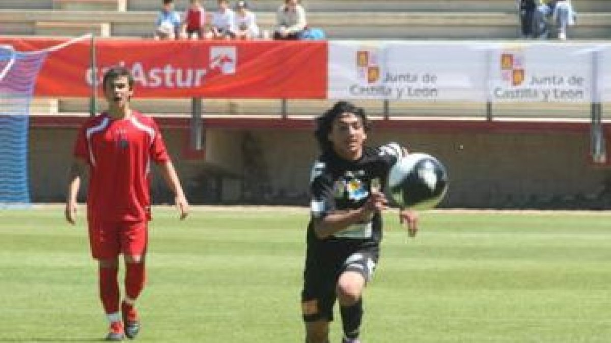 Muto, a la derecha, se mostró muy activo a lo largo del partido frente al Getafe.