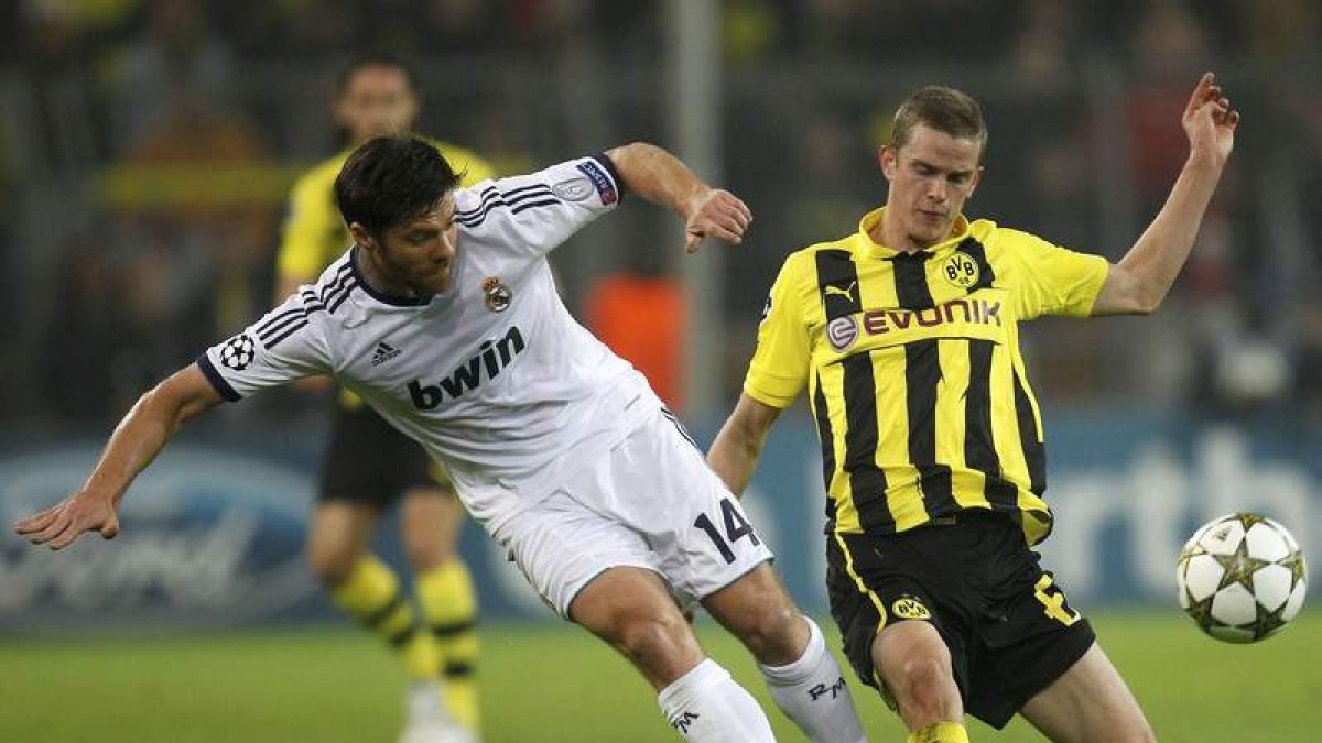 Xabi Alonso disputa el balón con un defensor alemán.