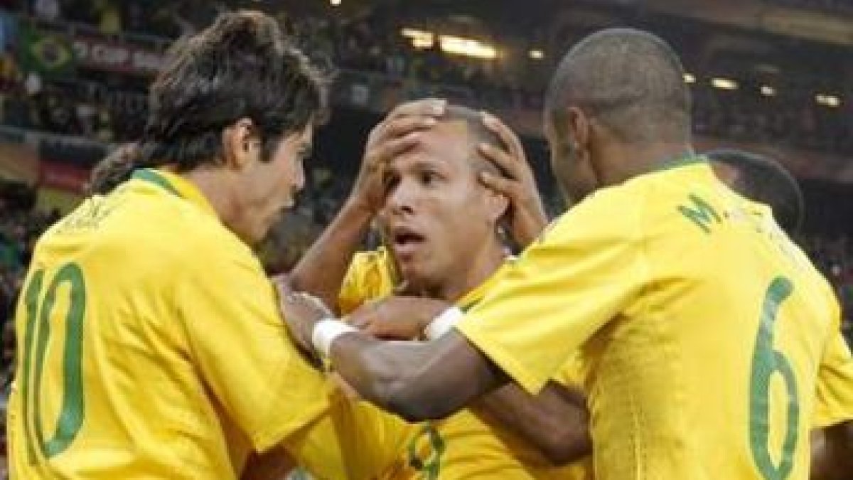 Kaká y Maicon felicitan a Luis Fabiano, autor de dos goles.