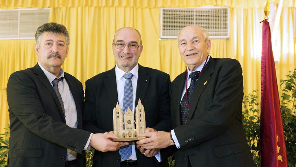 Ángel Calvo, Aniano Bobis y Pepe Colinas, ayer en la entrega del galardón Pulchra Leonina. EFE