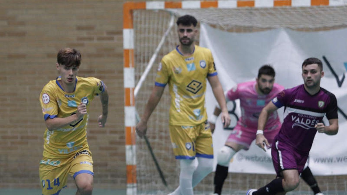 El equipo leonés vendió muy cara su derrota ante el líder. F. OTERO