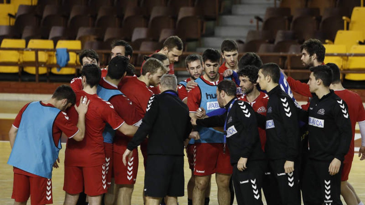 La plantilla del Ademar echa hoy el cierre a la liga. JESÚS