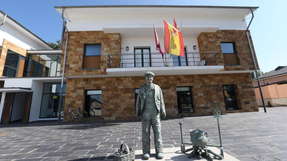 Imagen de archivo de la sede del Ayuntamiento berciano de Carracedelo. ANA F. BARREDO
