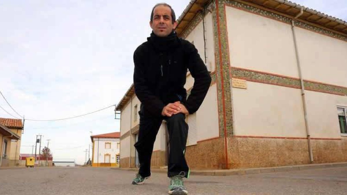 Fermín Martínez del Reguero, junto a la calle que lleva su nombre en Villaornate tras el triunfo en Bruselas en 100 kilómetros.