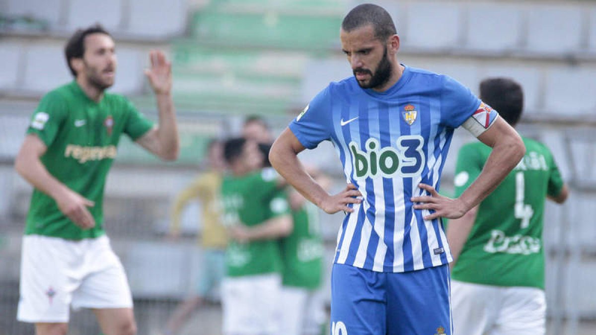 Yuri se lamenta mientras los jugadores del Racing de Ferrol celebran el segundo tanto de la tarde para el equipo gallego. JESÚS CRIADO