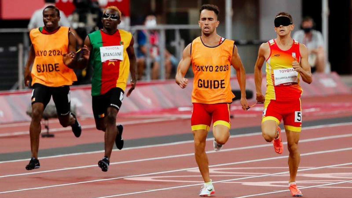 Gerard Descarrega junto a su guía Guillermo Rojo se colgaron el oro en los 400 metros. GARDYN
