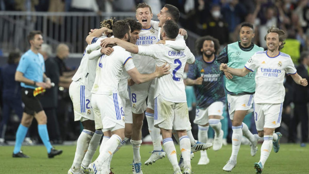 Los jugadores del Real Madrid, abrazados celebrando el pase a la final de la Champions tras superar el duro escollo del Manchester City en el Santiago Bernabéu. RODRIGO JIMÉNEZ