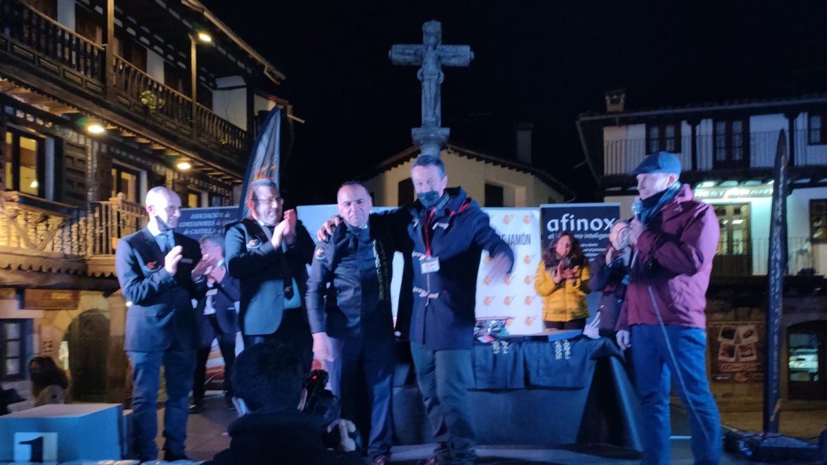 Agustín Risueño ha sido nombrado maestro cortador en la Liga Nacional de Cortadores de Jamón que se está celebrando este fin de semana en La Alberca. DL