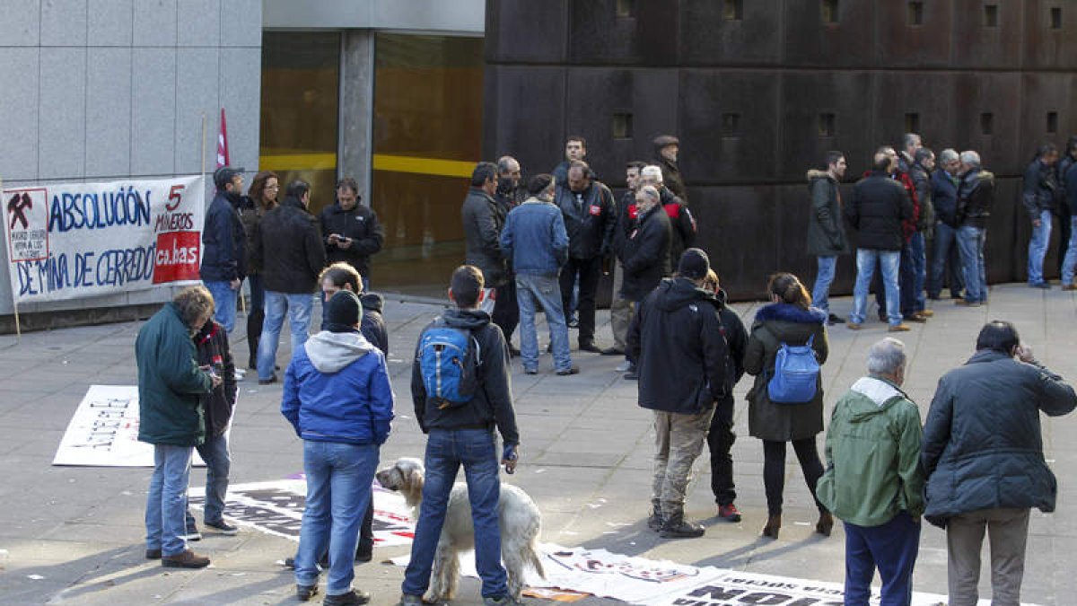 Concentración ayer, ante los juzgados de Oviedo.