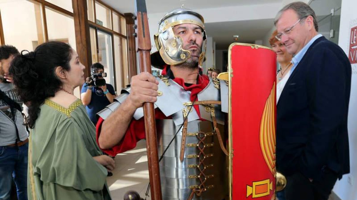 Un legionario recibirá a los visitantes en la Casona de Puerta Castillo.