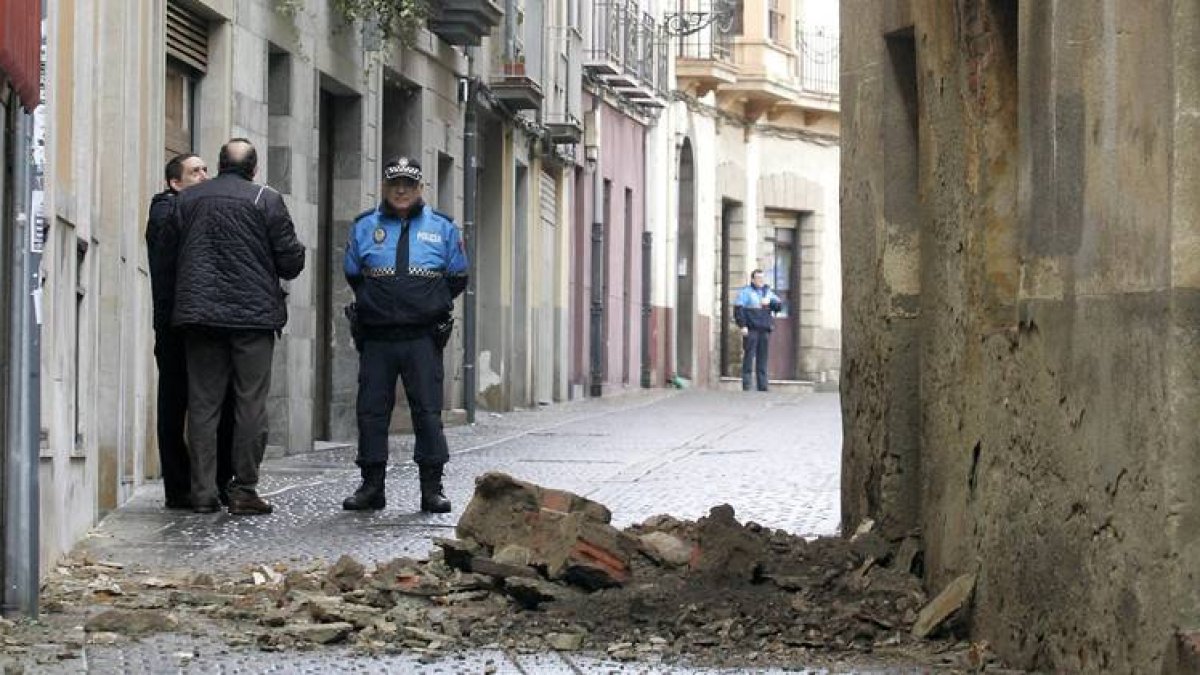 Derrumbe de la fachada de un inmueble en la calle Hospicio de la capital leonesa