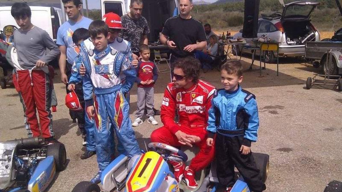 Fernando Alonso junto a algunos jóvenes piloto en el karting de Vidanes.
