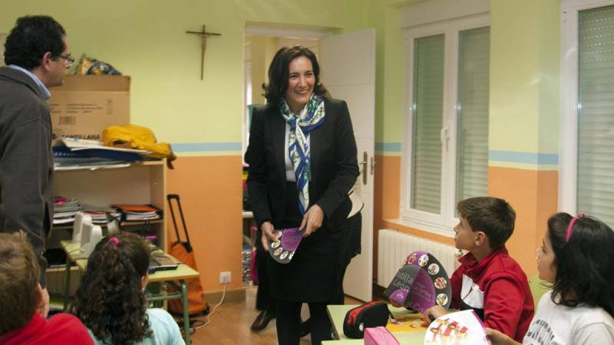 Josefa García Cirac junto a los alumnos de un colegio de Salamanca a los que trasladó la pasada semana el funcionamiento de las Cortes.