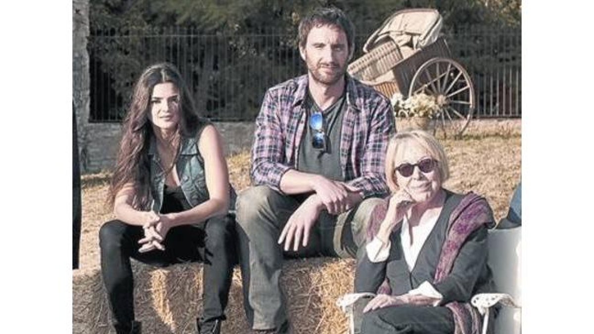 Los intérpretes Clara Lago, Dani Rovira y Rosa Maria Sardà, en el 'set' de rodaje de la película.