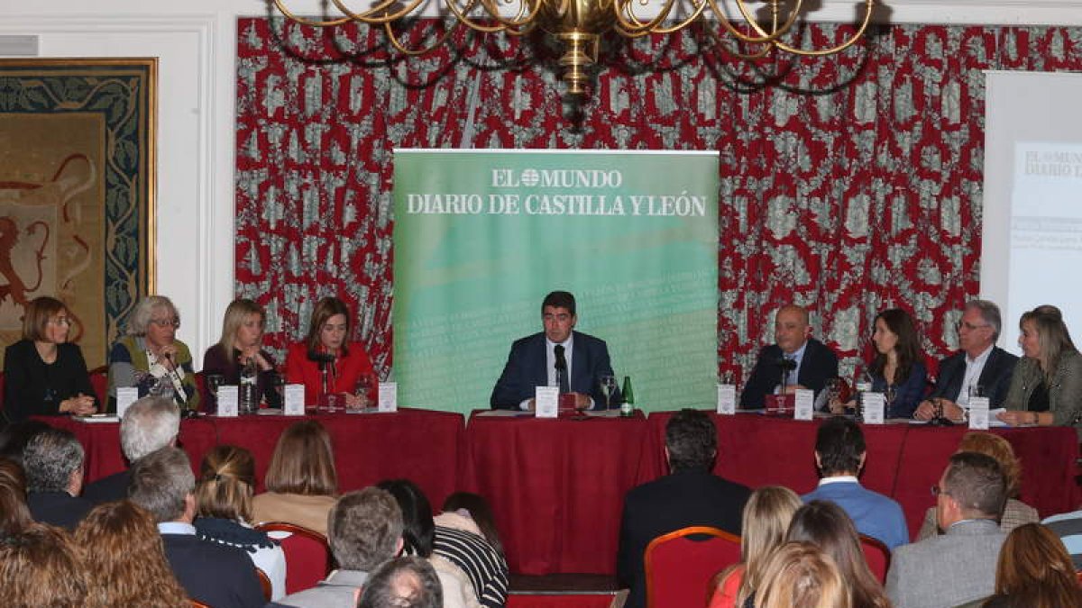 Pablo Lago presenta a los ponentes del Foro Universidades de Innovción Educativa.