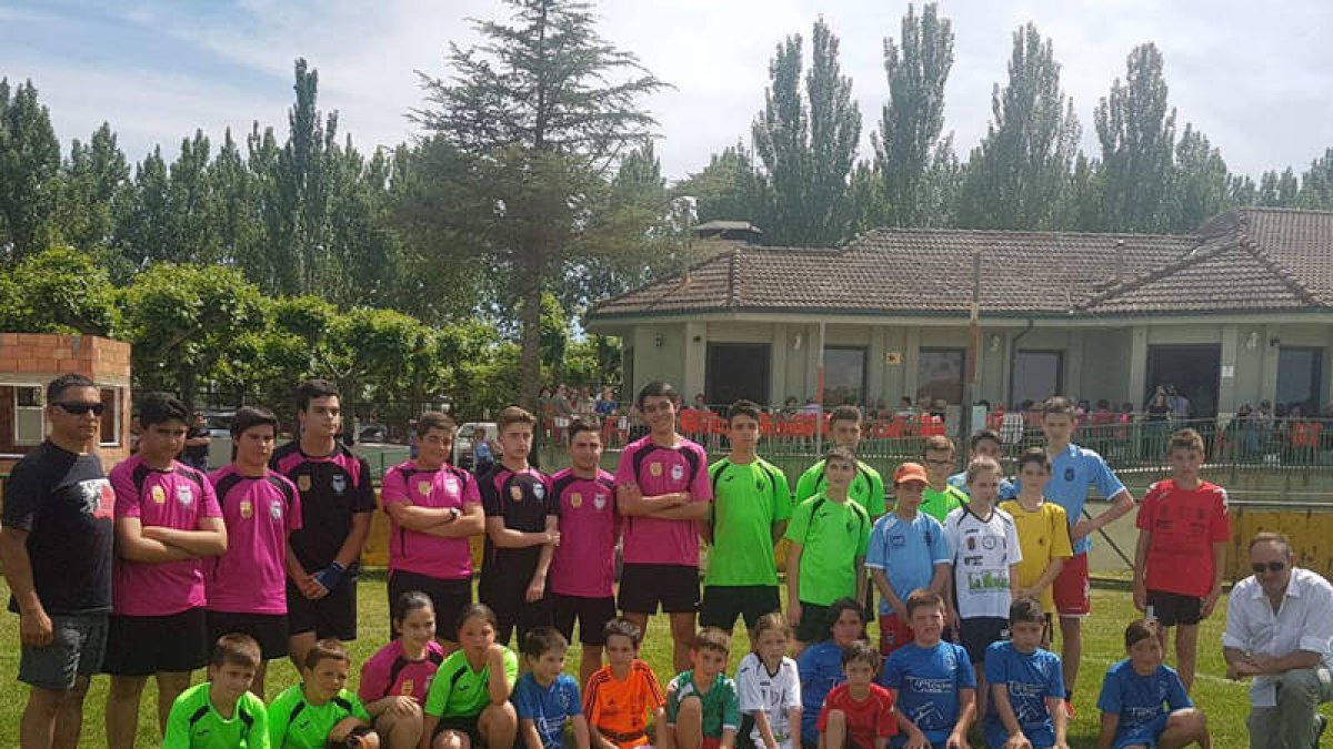 Capoerira en su Copa autonómica, III Encuentro de Escuelas de Lucha Leonesa en Sahagún y exhibición también de aluches en la II Feria de la Montaña A. B.