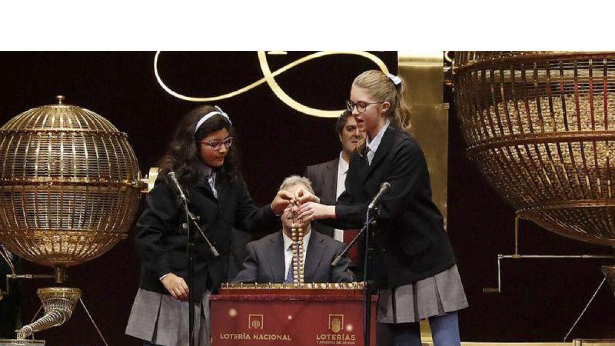 Dos niñas de San Ildefonso, durante el sorteo de la Lotería de Navidad 2016.
