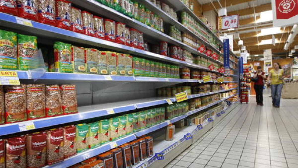 Estantería de alimentos en el supermercado.