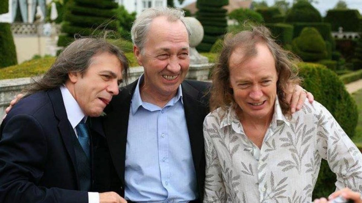 George Young, en el centro, junto a sus hermanos Malcom (izquierda) y Angus (derecha).