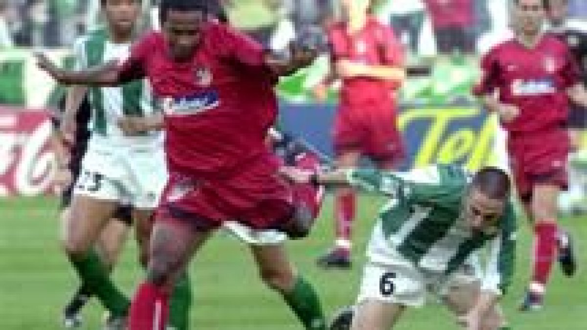 El bético Dani (derecha), lucha por el control de un balón con el centrocampista Emerson