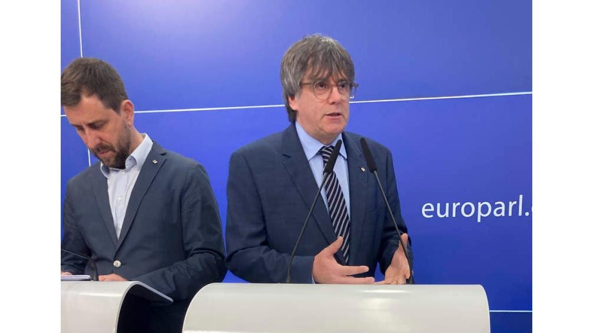 Puigdemont y Comin en la rueda de prensa en la sede del Parlamento Europeo en Bruselas. LEO RODRÍGUEZ