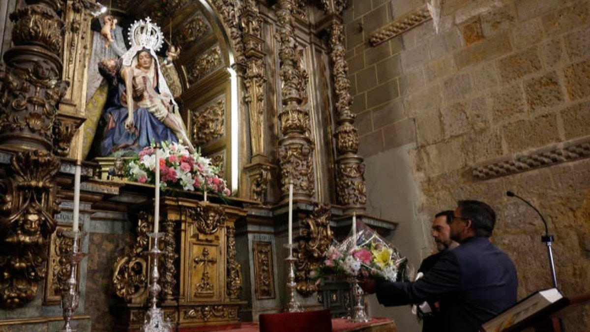 Ofrenda en la iglesia del Mercado durante la ronda a los lugares más emblemáticos de la Semana Santa. FERNANDO OTERO