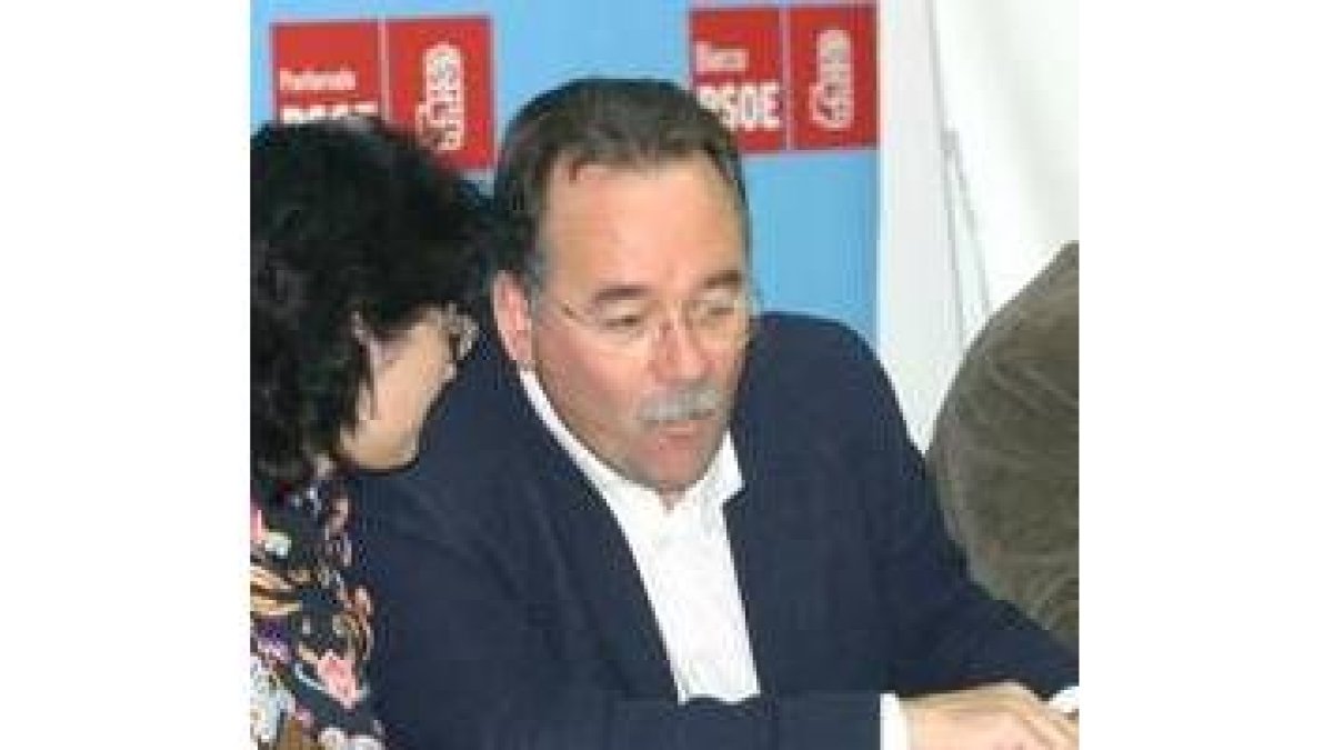 Ángela Marqués habla con Saavedra en la junta local