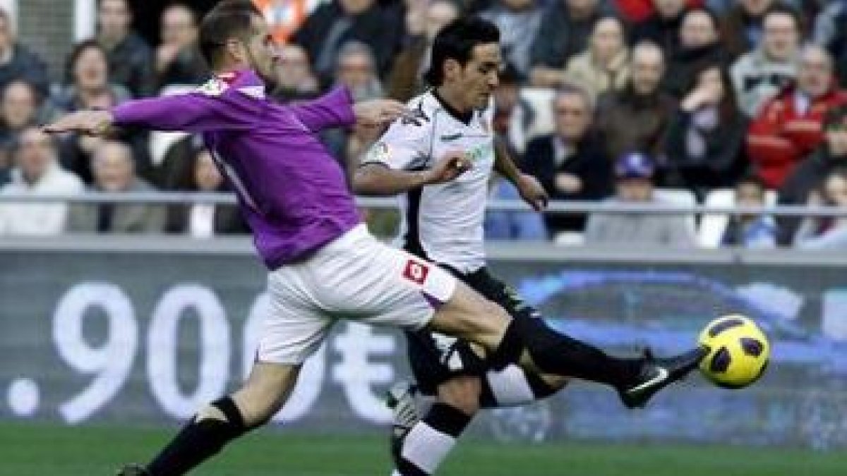 Vicente trata de controlar un balón ante Alberto Lopo.