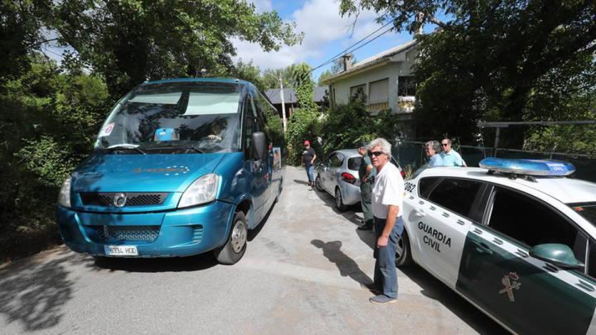 Una patrulla de la Guardia Civil vigilaba ayer el paso del bus turístico por la localidad de Orellán, en el término de Borrenes. L. DE LA MATA