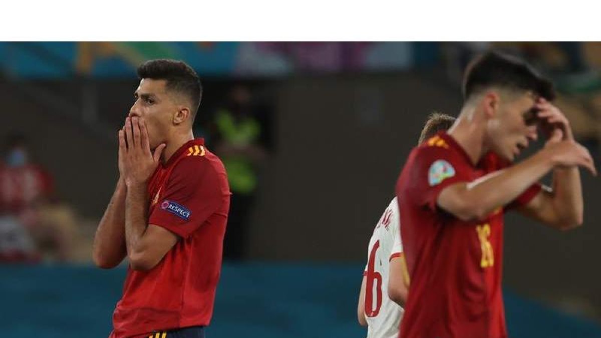 El centrocampista de la selección española Rodri Hernández y su compañero Pedri se echan las manos a la cabeza tras un fallo en ataque en un lance del partido en La Cartuja. HUESCA