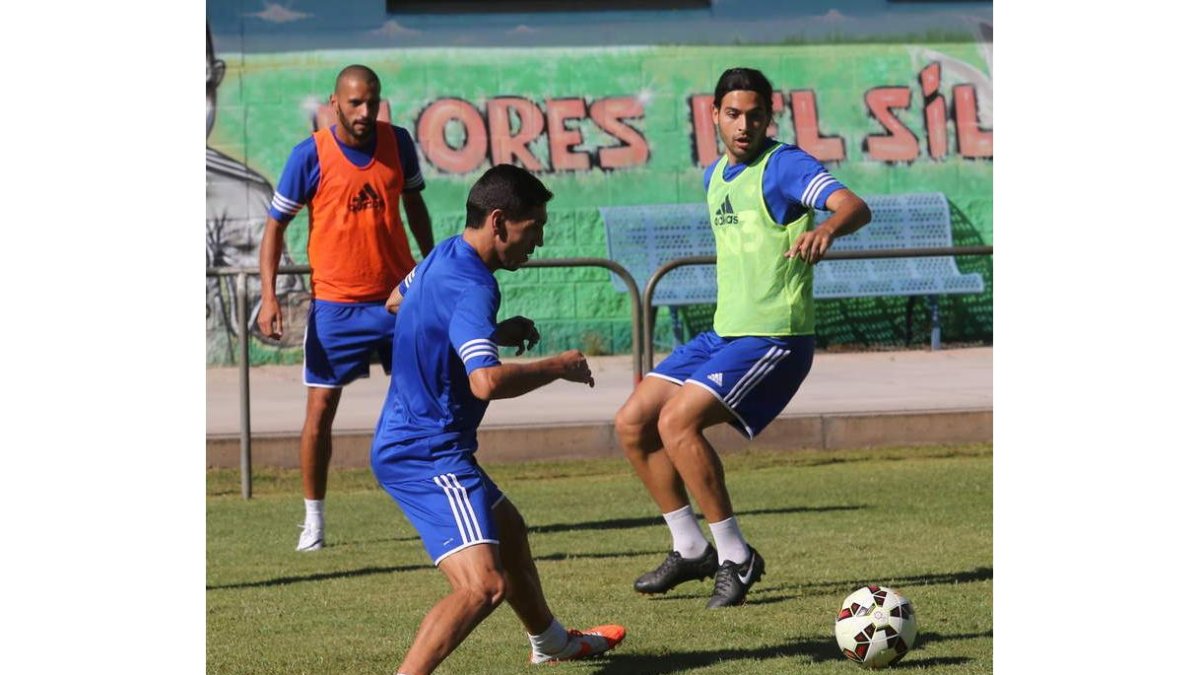 Yuri, al fondo, ya suma 15 goles, y Andy, a la derecha, se pierde el próximo partido.