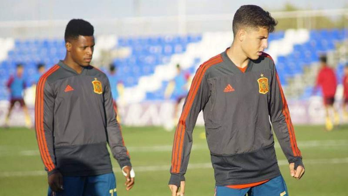 Morante, a la derecha antes de iniciarse el encuentro junto a su compañero en la sub-18, Cédric. RFEF