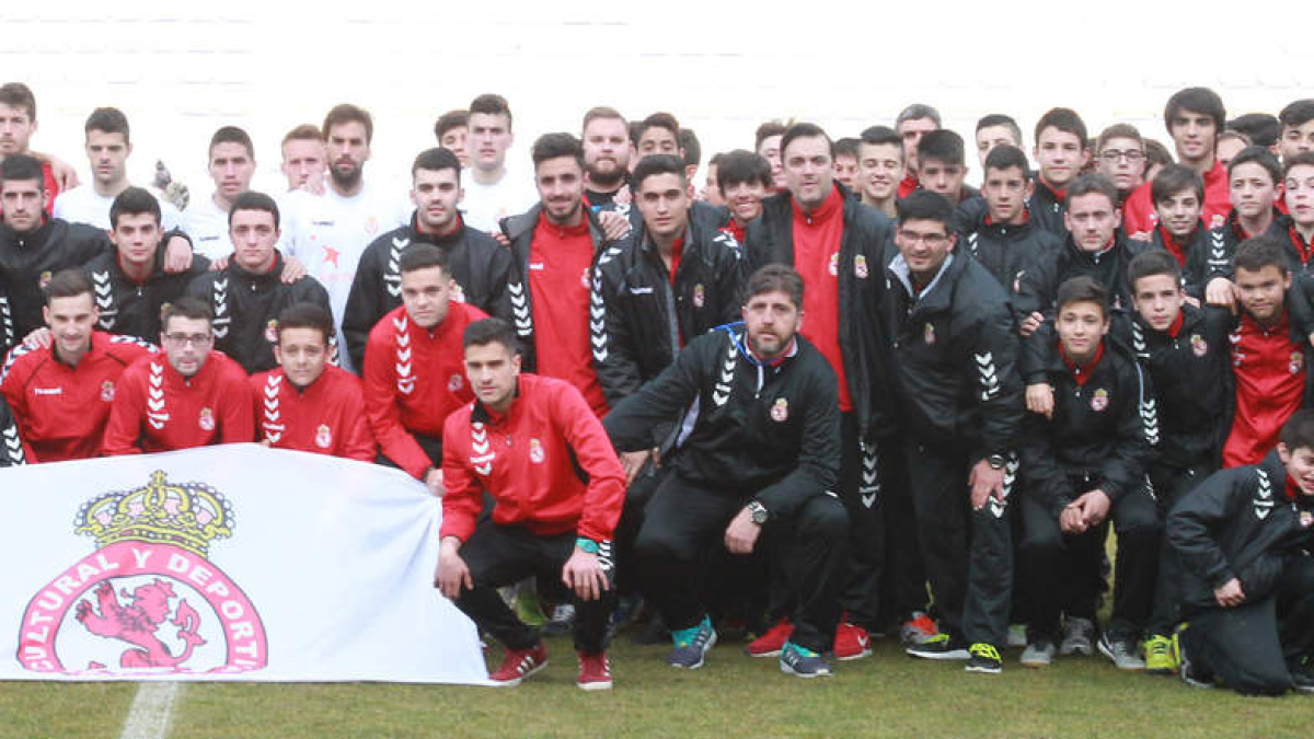 La Cultural durante uno de los homenajes a su cantera en los prolegómenos de un partido de Liga del primer equipo en el estadio Reino de León. SECUNDINO PÉREZ