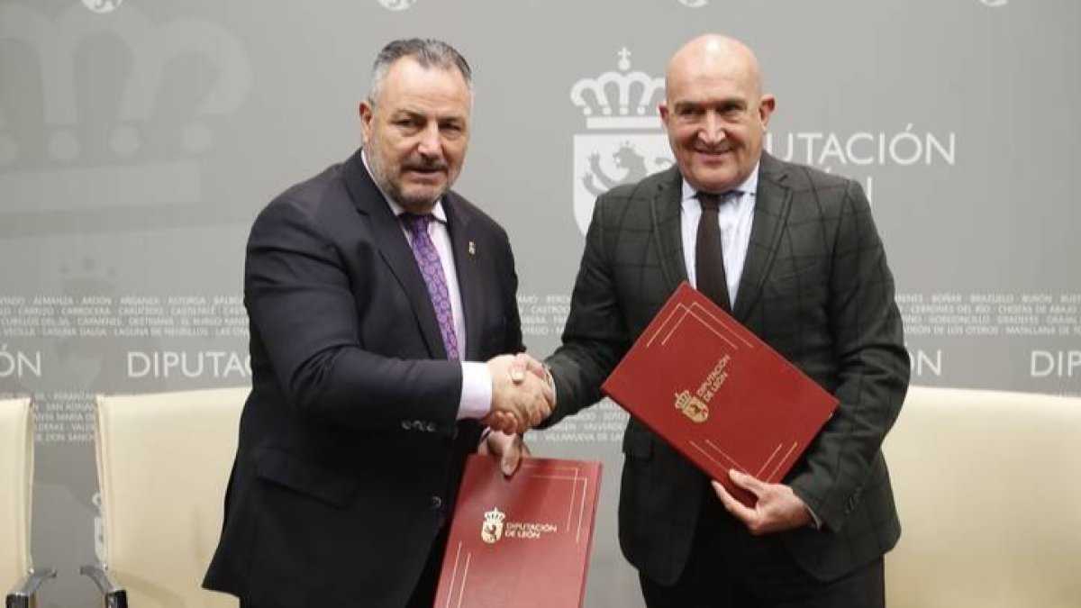 Eduardo Morán y Jesús Julio Carnero, en la Diputación de León. RAMIRO