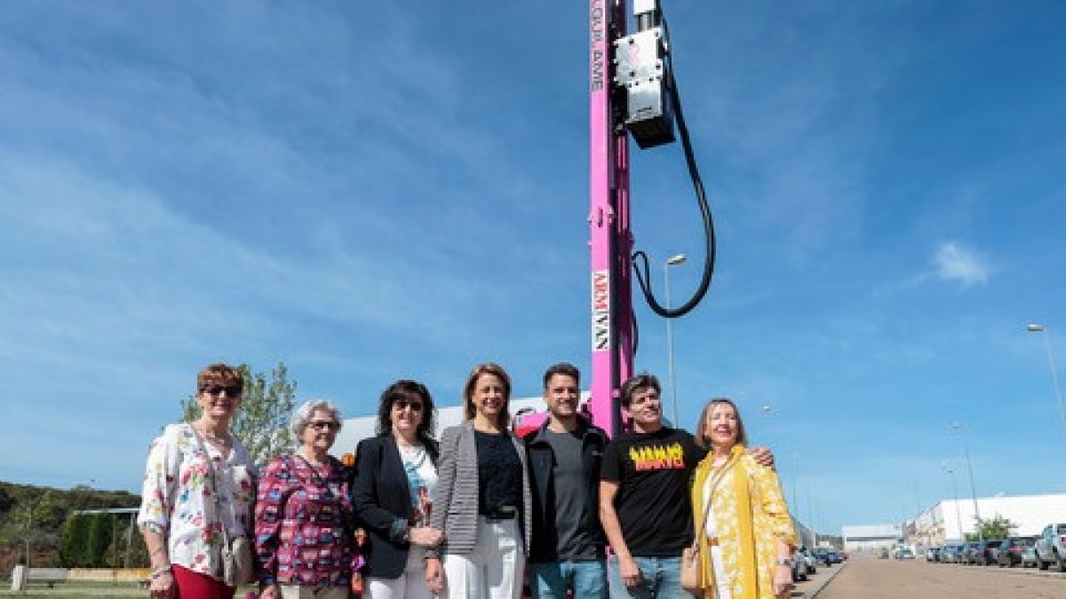 La máquina rosa solidaria con Almom fue entregada este martes en Astorga. CAMPILLO