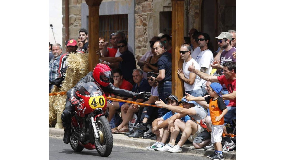 Aficionados de todas las edades se dan cita en el Gran Premio. JESÚS